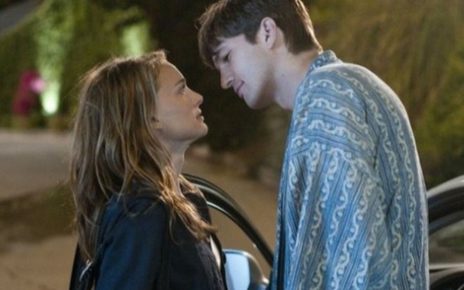 Imagem de Natalie Portman e Ashton Kutcher em cena do filme Sexo Sem Compromisso