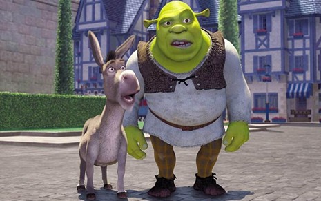 Os personagens Burro e Shrek olham para frente com expressão de surpresa em cena do filme de 2001