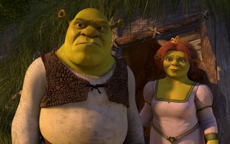O casal de ogros Shrek e Fiona aparecem em frente à casa deles no pântano em cena de Shrek 2 (2004)