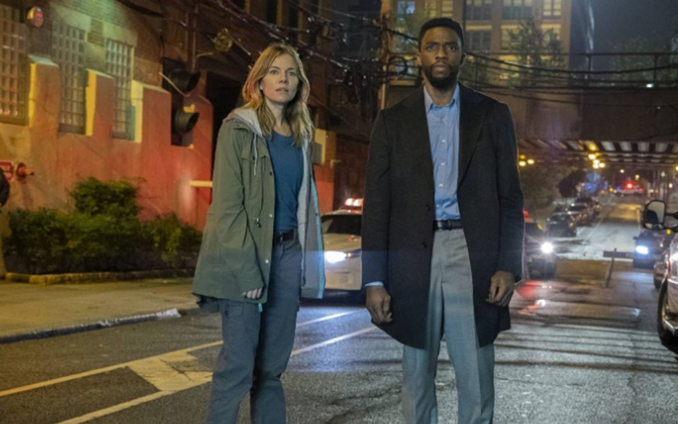 Sienna Miller e Chadwick Boseman em cena de Crime Sem Saída (2019)