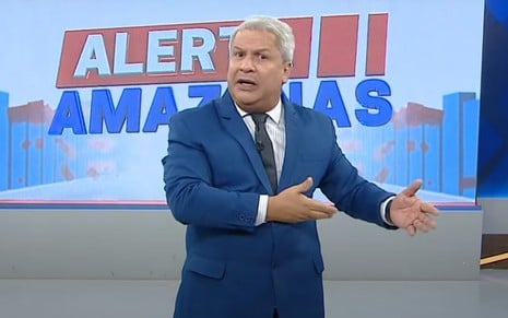 Sikêra Jr. no Alerta Nacional, na RedeTV!, de terno azul