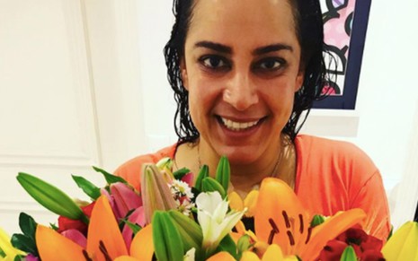 A apresentadora Silvia Abravanel diante de um buquê de flores