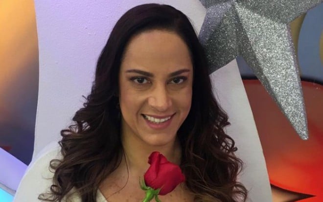 Silvia Abravanel segura rosa ao posar para foto