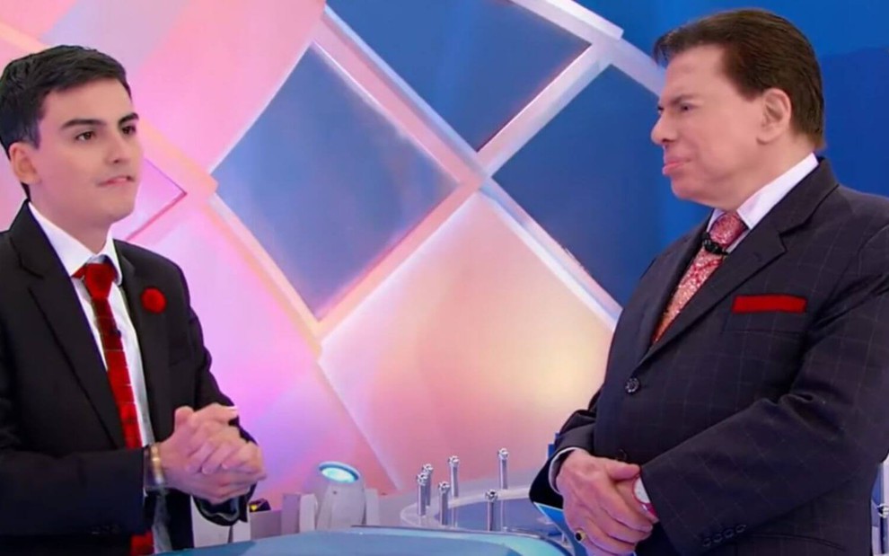 Dudu Camargo conversa com Silvio Santos durante o Jogo dos Pontinhos, em julho de 2019