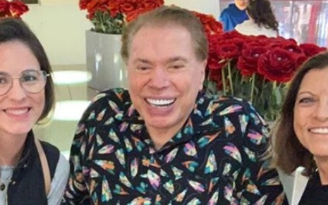 De pijama, Silvio Santos tira foto sorridente em shopping de Orlando, nos Estados Unidos