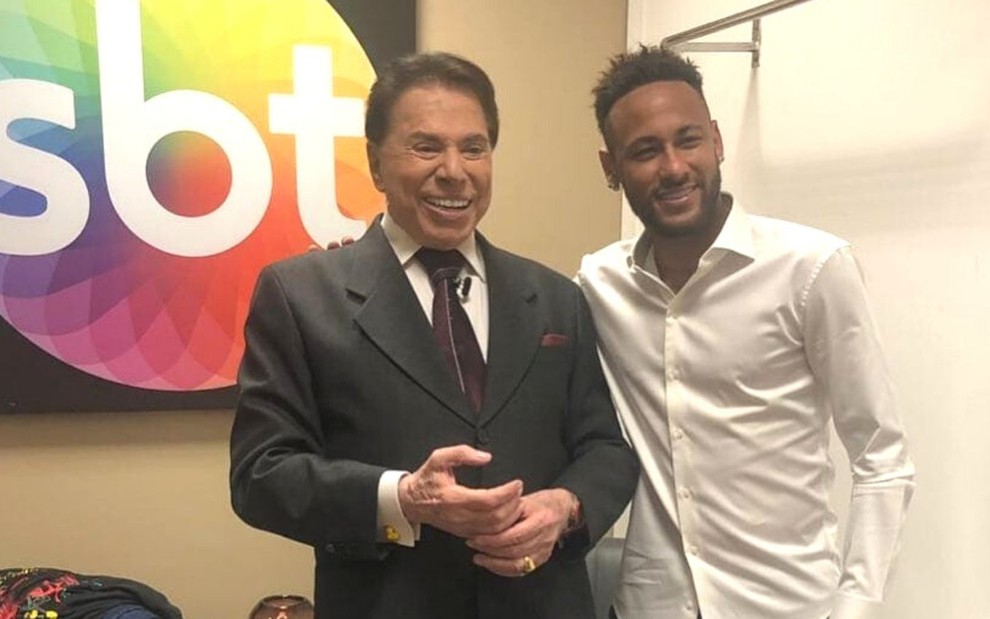 Sorridentes, Silvio Santos e Neymar posam para foto nos bastidores do SBT