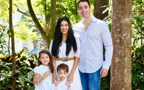 Simaria Mendes com o marido, Vicente Escrig, e os dois filhos,  Giovanna e Pawel, em foto de 2 de agosto de 2019