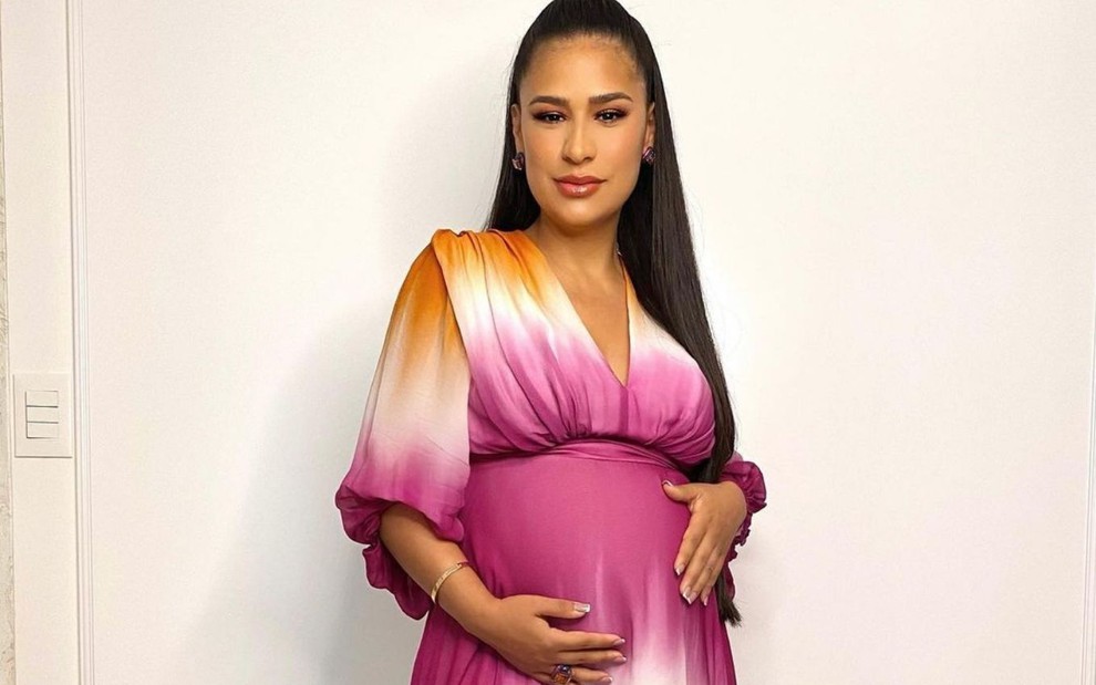 Simone usa um vestido mesclado de roxo, branco e laranja e exibe barriga de grávida em foto publicada nas redes sociais