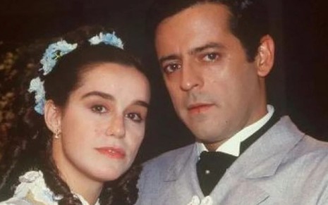 Lucélia Santos e Marcos Paulo posam como os protagonistas da novela Sinhá Moça, com trajes de época