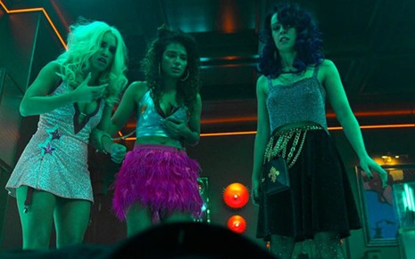Lali Espósito, Yani Prado e Verónica Sánchez caracterizadas como Gina, Wendy e Coral, da esquerda para a direita, em Sky Rojo