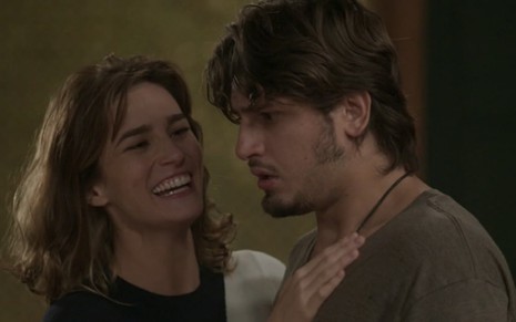 Sofia (Priscila Steinman) sorri e abraça Rafael (Daniel Rocha), que está com expressão de incredulidade, em cena de Totalmente Demais