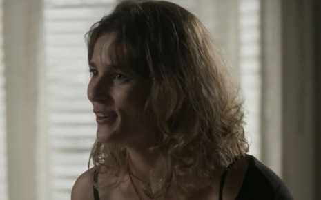 A atriz Priscila Steinman com expressão de chacota em cena como Sofia em Totalmente Demais