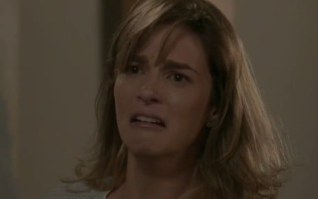 A atriz Priscila Steinman com expressão de choro em cena como Sofia em Totalmente Demais