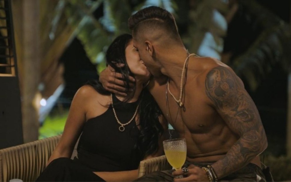 Beatriz Garcia e Luan Cavati se beijam em cena do reality show do Soltos em Floripa