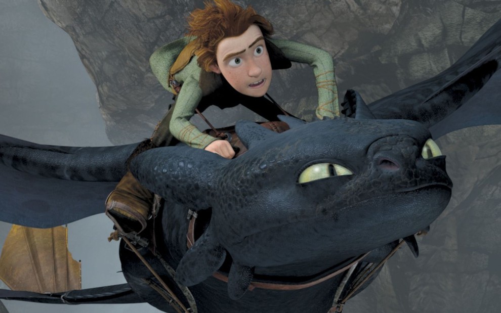O jovem Soluço monta no dragão Banguela em cena de Como Treinar o Seu Dragão (2010)