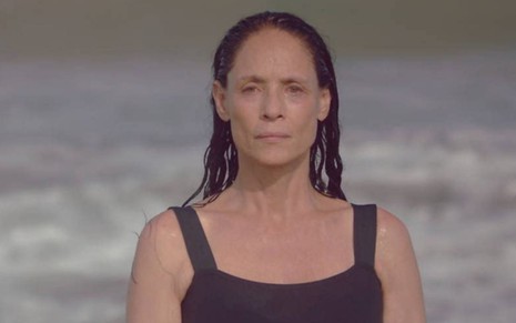 Sonia Braga na praia em frente ao mar em cena do filme Aquarius (2016)