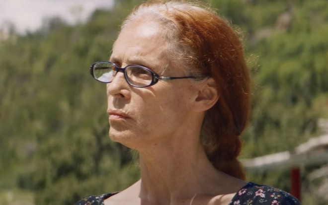 A atriz Sônia Braga com expressão séria em cena do filme Bacurau (2019)