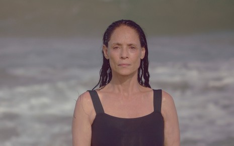 Sônia Braga saindo do mar com o cabelo molhado