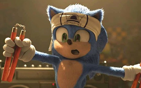Sonic aparece com uma bandana branca e faz expressão de susto em cena de Sonic - O Filme