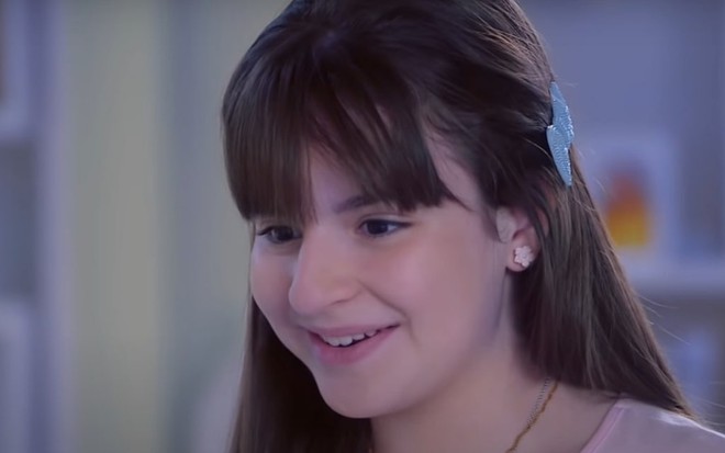 Sophia Valverde faz (ou tenta fazer) cara de surpresa em cena de As Aventuras de Poliana, novela do SBT