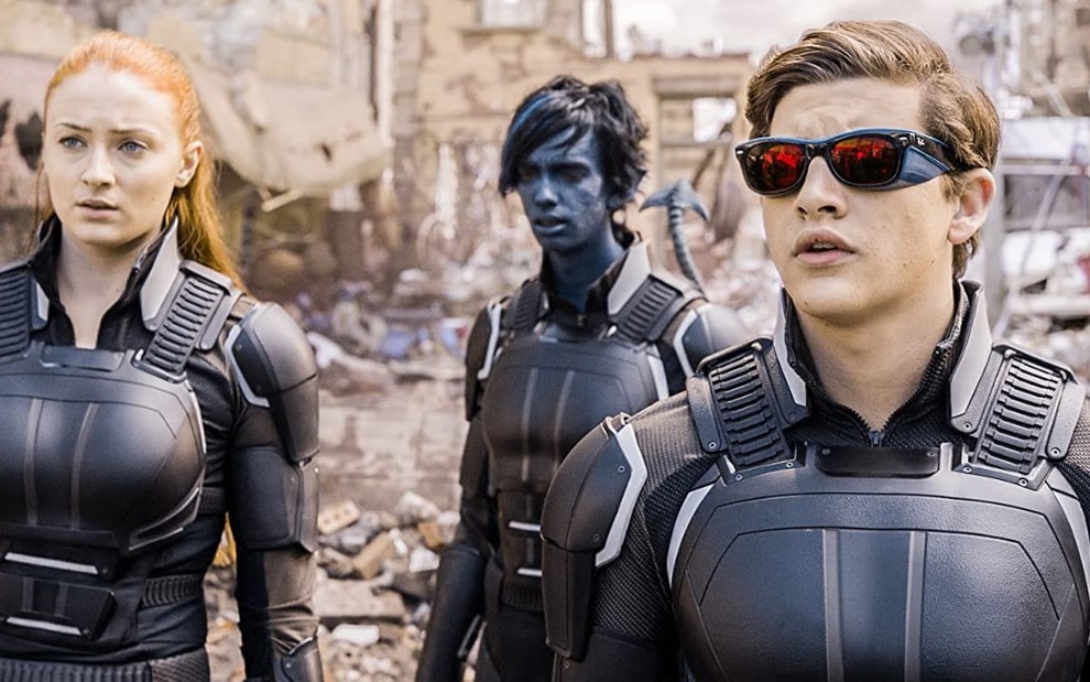 Em frente a escombros, estão Sophie Turner, Kodi Smit-McPhee e Tye Sheridan caracterizados como seus personagens em X-Men - Apocalipse (2016)