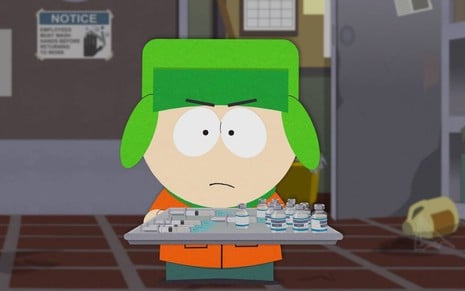 Kyle, personagem de South Park, aparece com olhar severo segurando uma bandeja com vacinas contra covid-19