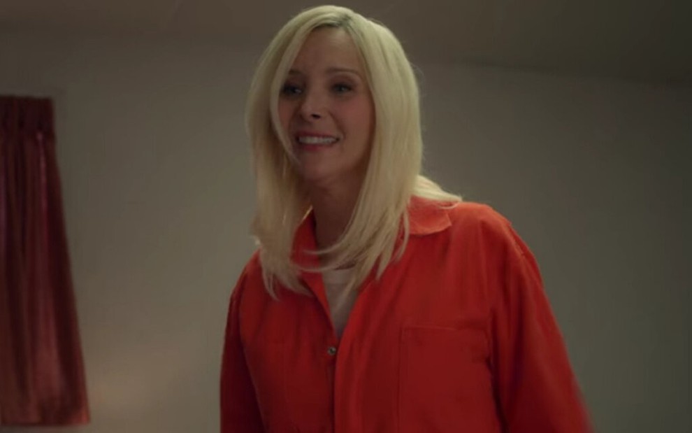 Com um uniforme laranja de presidiária, Lisa Kudrow aparece em cena da comédia Space Force, nova série da Netflix