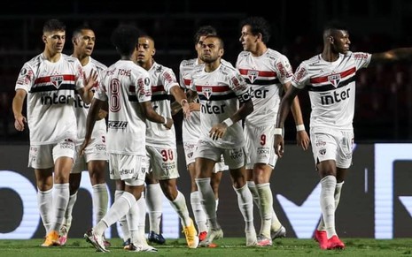 Imagem de jogadores do São Paulo em campo durante jogo do Campeonato Brasileiro 2020