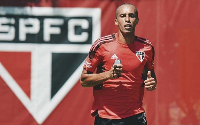 Imagem de Miranda durante treino no CT do São Paulo