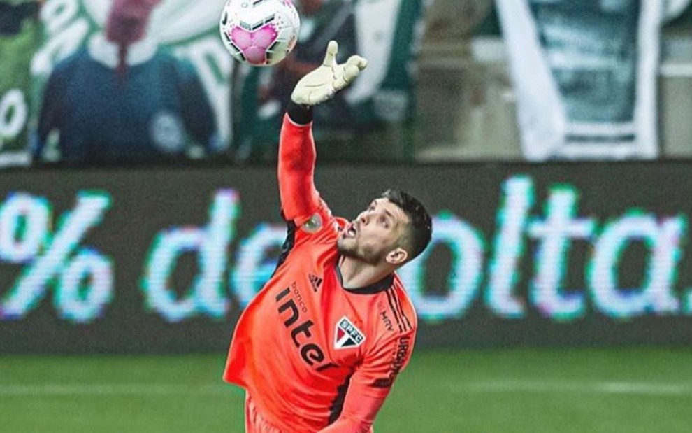 Imagem de Tiago Volpi defendendo o gol pelo São Paulo durante jogo do Brasileirão