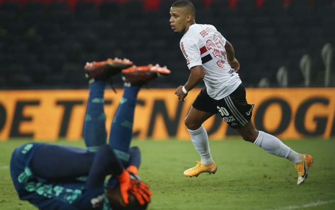 Imagem de Brenner comemorando gol marcado pelo São Paulo contra o Flamengo e goleiro Hugo lamentando falha