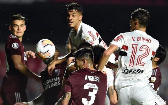 Imagem de jogadores do São Paulo e do River Plate durante jogo da Libertadores