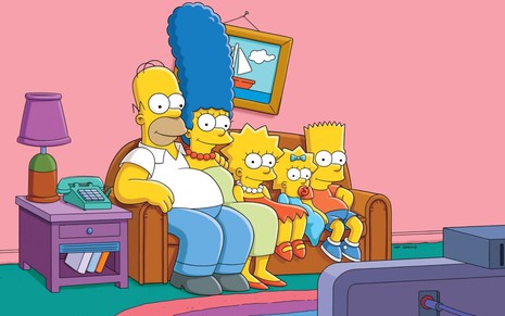 Imagem da família de Os Simpsons em um sofá assistindo na televisão na série de animação