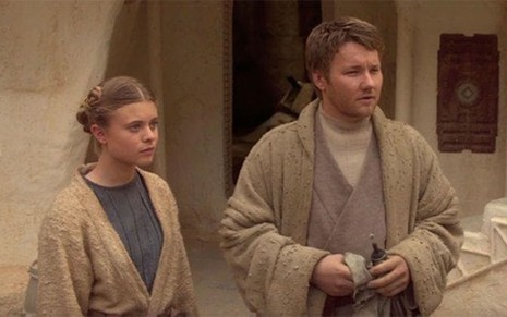 Bonnie Piesse e Joel Edgerton em cena de Star Wars
