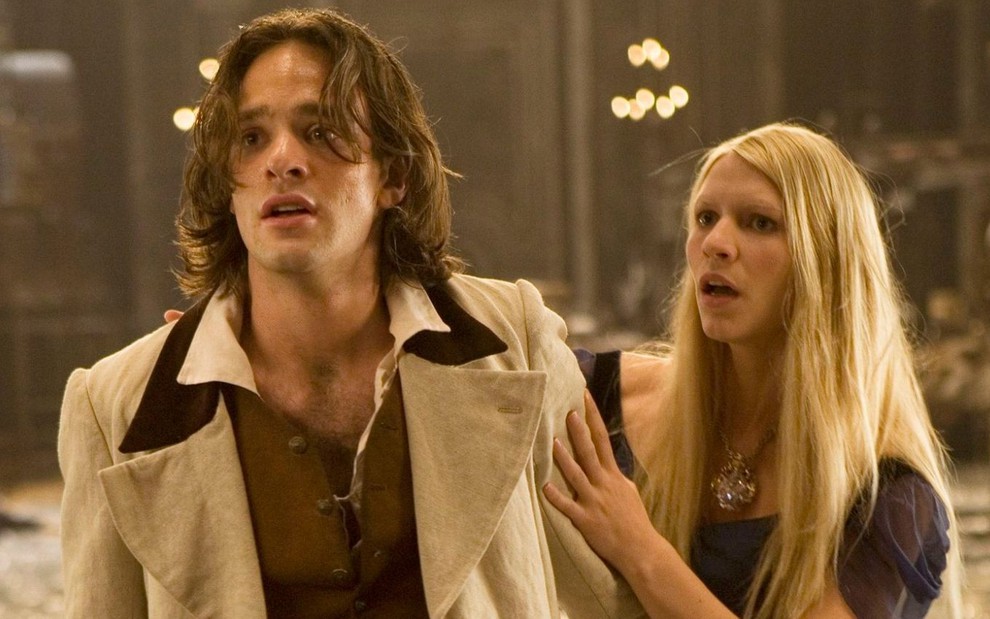 Tristan (Charlie Cox) e Yvaine (Claire Danes) com expressão de susto e medo em cena de Stardust - O Mistério da Estrela (2007)