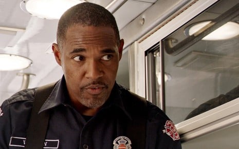 Jason George na terceira temporada de Station 19, série sobre bombeiros derivada de Grey's Anatomy