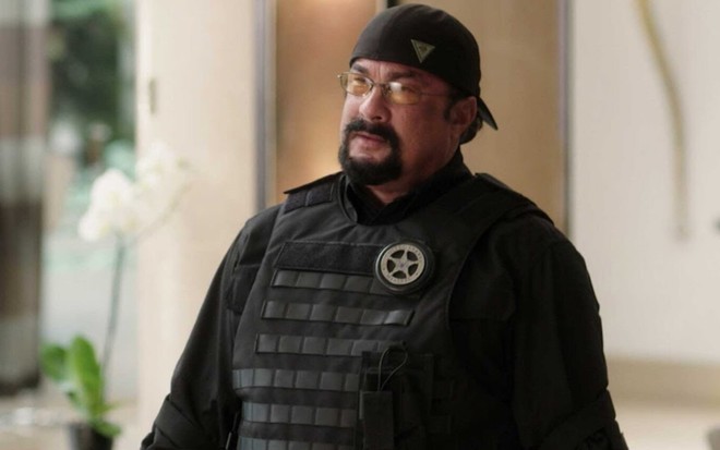 Steven Seagal como John Harrison em Matando Salazar, filme que a Record exibe no Cine Record Especial desta terça (23)