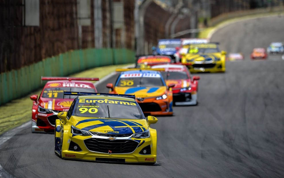 Imagem mostra carros da Stock Car durante o campeonato de 2020
