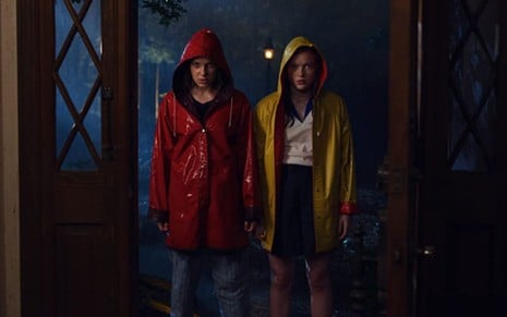 Millie Bobby Brown e Sadie Sink tomam chuva em cena da terceira temporada de Stranger Things