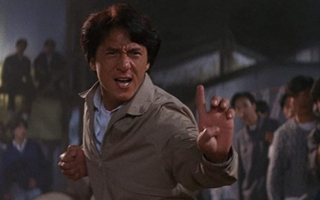 Jackie Chan se prepara para lutar em cena do filme Supercop: A Fúria do Relâmpago