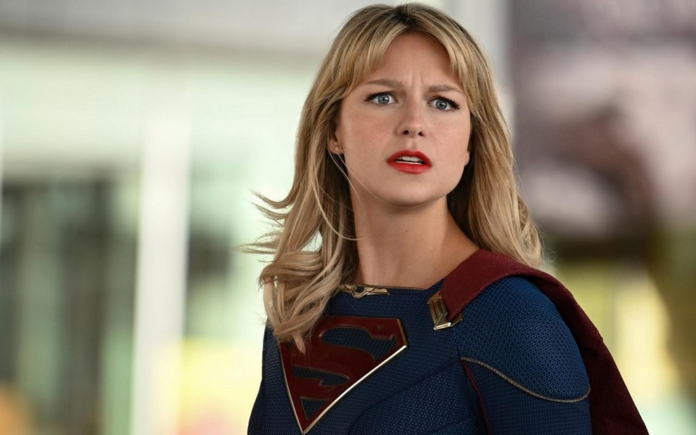 A atriz Melissa Benoist em cena da quinta temporada de Supergirl, com o uniforme da heroína