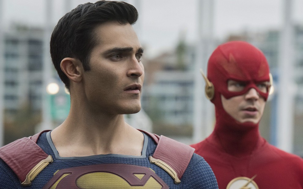 Tyler Hoechlin (o Superman) e Grant Gustin (o Flash) na primeira parte do especial Crise nas Infinitas Terras