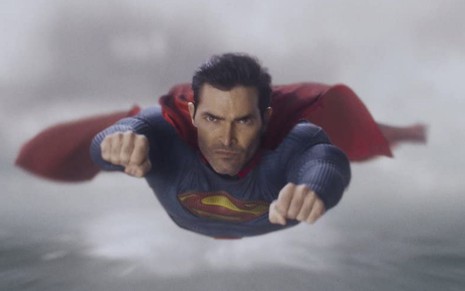 Tyler Hoechlin voa com o uniforme do Homem de Aço em cena de Superman & Lois