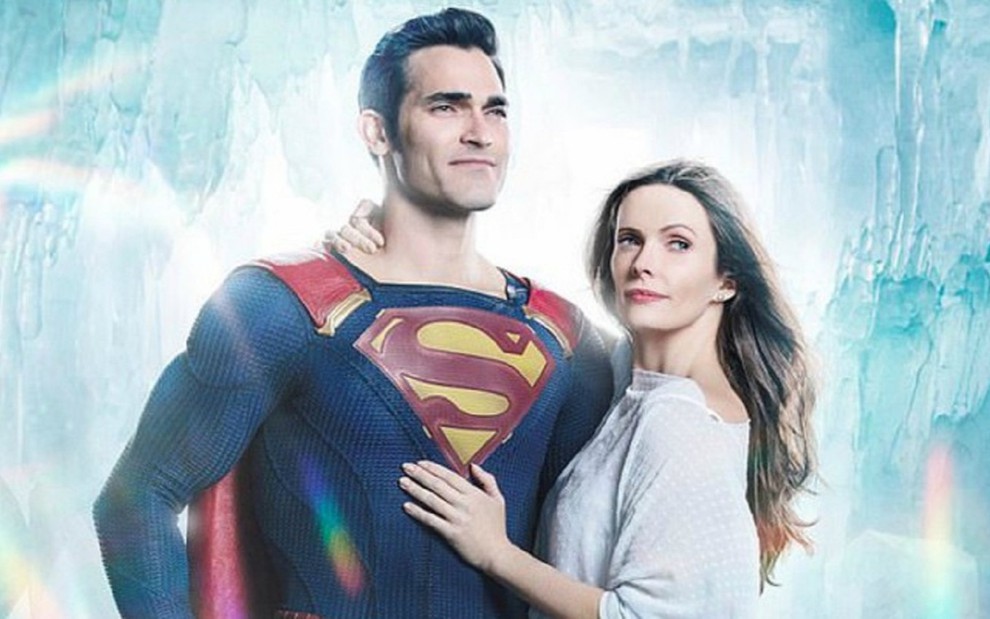 Em foto posada, os atores Tyler Hoechlin, à esquerda, e Elizabeth Tulloch, á direita, estão caracterizados como Superman e Lois Lane. Ela está o abraçando