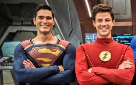 Tyler Hoechlin, de Superman, e Grant Gustin, de Flash, em foto nas gravações de Supergirl