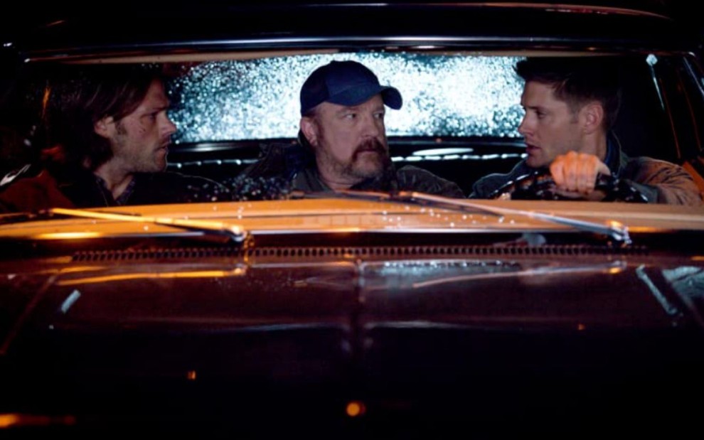 Jared Padalecki, Jim Beaver e Jensen Ackles conversam dentro de um carro em cena de Supernatural