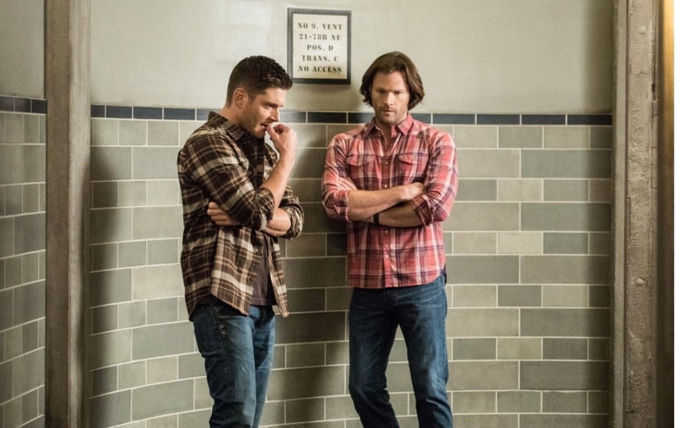 Jensen Ackles e Jared Padalecki estão apreensivos em cena de Supernatural, da The CW