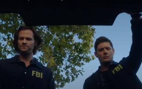Os irmãos Sam e Dean Winchester fechando o porta-malas do carro