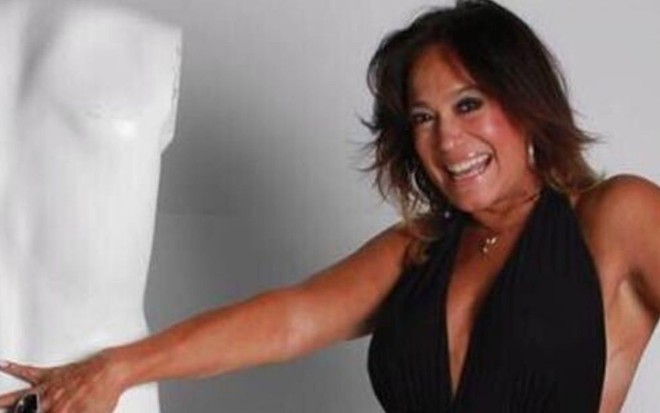 A atriz Susana Vieira de maiô e passando a mão no bumbum de um manequim em registro publicado no Instagram, nesta segunda-feira (13)