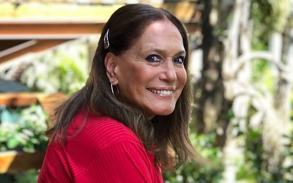 Susana Vieira sorridente, de blusa vermelha